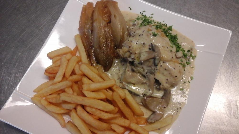 Suprême de poulet à la crème aux champignons et à la moutarde à l'ancienne
